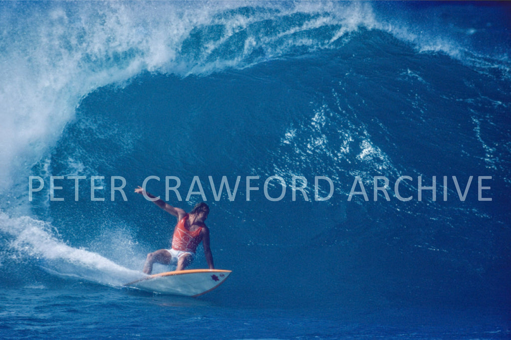 Simon Anderson surfing Pipeline in Hawaii in 1981, photographed by Peter Crawford.